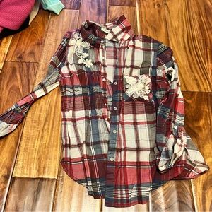 Women’s eyeshadow brand plaid flower embroidered button up shirt. Size medium